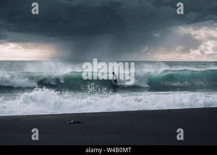 Freddo sessione di surf Foto Stock