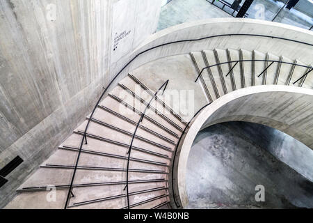 Scalone interno della Tate Modern Blavatnik Edificio, London, Regno Unito Foto Stock