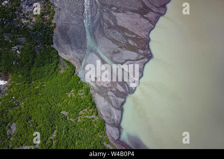 Vene di fiume dal ghiacciaio di Orso Foto Stock