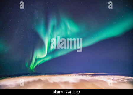 Northern Lights battenti alto sopra le nuvole in Tromso Foto Stock