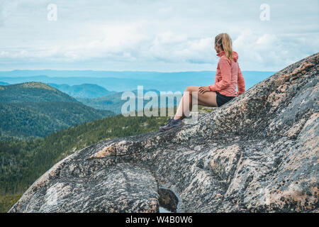 Sentiero femmina Runner in appoggio sul crinale in Saguenay Foto Stock