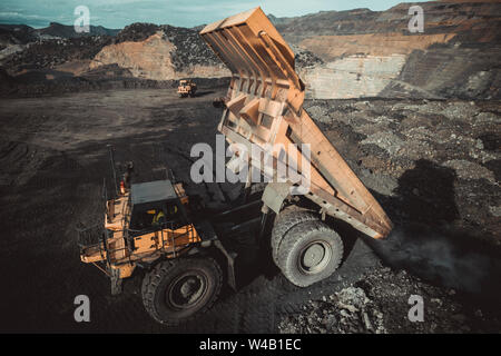 Il carbone carrello scarico dalla vista aerea Foto Stock
