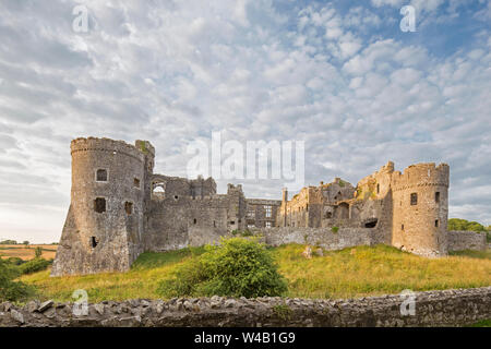 Carew Castle (gallese: Castell Caeriw) Pembrokeshire, Wales, Regno Unito Foto Stock