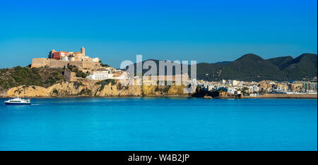 Ibiza Eivissa Castello e panoramiche dello skyline di dal mare in Isole Baleari Foto Stock