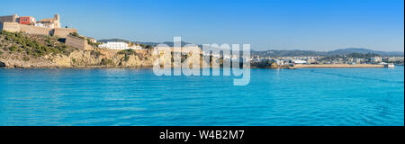 Ibiza Eivissa Castello e panoramiche dello skyline di dal mare in Isole Baleari Foto Stock