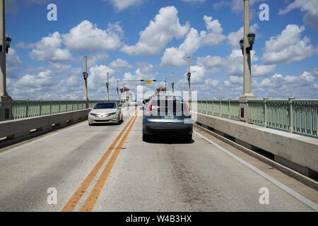 Vetture attraversando il ponte di lions sant Agostino ci Florida USA Foto Stock