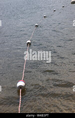 Lunga fune con attaccato il bianco e il rosso delle boe, Pine Mountain Lake, California. Foto Stock