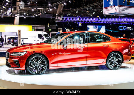 Bruxelles, Belgio, Jan 2019: rosso metallizzato Volvo S60 a Bruxelles Motor Show, executive berlina prodotta dalla casa automobilistica svedese Volvo Cars Foto Stock