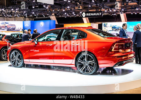 Bruxelles, Belgio, Jan 2019: rosso metallizzato Volvo S60 a Bruxelles Motor Show, executive berlina prodotta dalla casa automobilistica svedese Volvo Cars Foto Stock