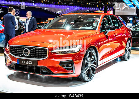 Bruxelles, Belgio, Jan 2019: rosso metallizzato Volvo S60 a Bruxelles Motor Show, executive berlina prodotta dalla casa automobilistica svedese Volvo Cars Foto Stock