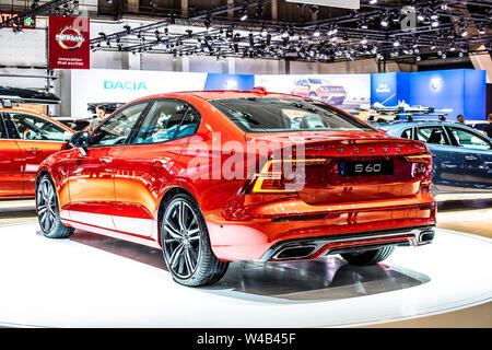 Bruxelles, Belgio, Jan 2019: rosso metallizzato Volvo S60 a Bruxelles Motor Show, executive berlina prodotta dalla casa automobilistica svedese Volvo Cars Foto Stock