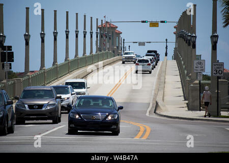 Vetture attraversando il ponte di lions sant Agostino ci Florida USA Foto Stock