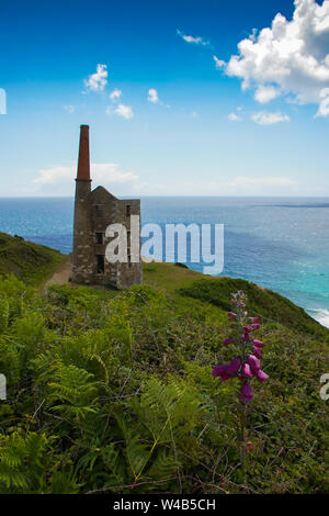 Wheal Prosper mine on the clifftop over Porthcew beach in Cornwall Foto Stock