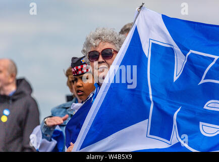 Ayr, tutti sotto uno striscione indipendenza marzo - 2019 Foto Stock