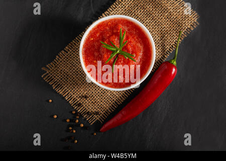 Magrebino tradizionale hot chili pepper pasta salsa Harissa. La Tunisia e cucina araba adjika Foto Stock