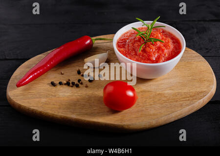 Magrebino tradizionale hot chili pepper pasta salsa Harissa. La Tunisia e cucina araba adjika Foto Stock