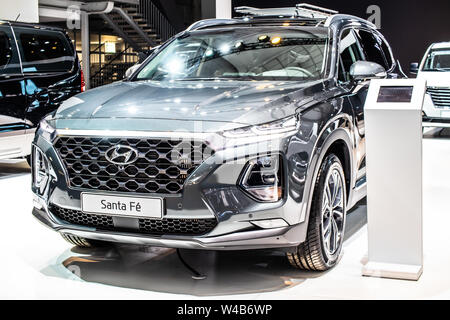 Bruxelles, Belgio, Jan 2019: Hyundai Santa Fe 4WD a Bruxelles Motor Show, quarta generazione, TM, SUV prodotta da Hyundai Motor Company Foto Stock