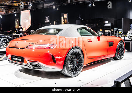 Bruxelles, Belgio, Jan 2019 rosso metallizzato la Mercedes-AMG GT-C Roadster, Bruxelles Motor Show, vetture da sogno, lusso auto sportive prodotte dalla Mercedes Benz Foto Stock