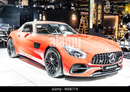Bruxelles, Belgio, Jan 2019 rosso metallizzato la Mercedes-AMG GT-C Roadster, Bruxelles Motor Show, vetture da sogno, lusso auto sportive prodotte dalla Mercedes Benz Foto Stock
