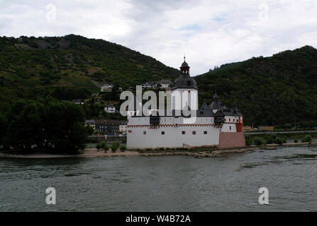 Il castello Pfalzgrafenstein è un pedaggio castello sull'isola Falkenau, altrimenti noto come Pfalz l isola nel fiume Reno vicino a Kab, Germania Foto Stock