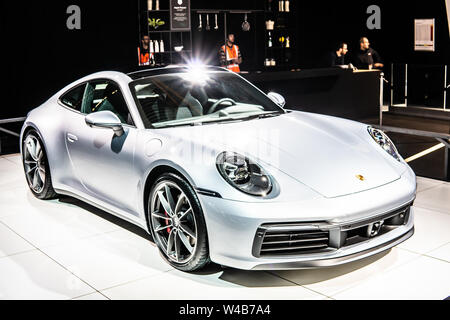 Bruxelles, Belgio, Jan 2019 argento Porsche 911 Carrera 4S, Bruxelles Motor Show, vetture da sogno, Serie 991, settima generazione, supercar costruita da Porsche Foto Stock