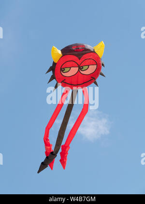 Kelantan, Malesia - 4 Agosto 2018: Soft kite conformata come un rosso, sorridente diavolo al trentaseiesimo Kelantan International Kite Festival con partecipanti provenienti da Foto Stock