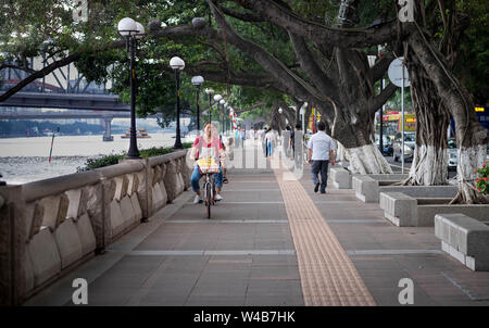 Guangzhou/Cina - 3 GIU 2019: il Pearl River, sightseeing camminamento e paesaggio di Guangzhou in Cina. Molte persone qui per rilassarsi e di esercizio. Foto Stock