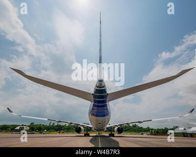 Singapore - Febbraio 4, 2018: vista posteriore di Airbus A350-1000 XWB Airbus in livrea in fabbrica durante il Singapore Airshow presso il Centro Fieristico Changi in Singa Foto Stock