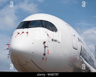 Singapore - Febbraio 4, 2018: vista frontale di Airbus A350-1000 XWB Airbus in livrea in fabbrica durante il Singapore Airshow presso il Centro Fieristico Changi nel cantare Foto Stock