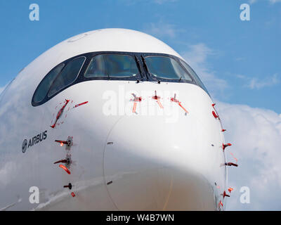 Singapore - Febbraio 4, 2018: dettaglio anteriore di un Airbus A350-1000 XWB Airbus in livrea in fabbrica durante il Singapore Airshow presso il Centro Fieristico Changi in Foto Stock