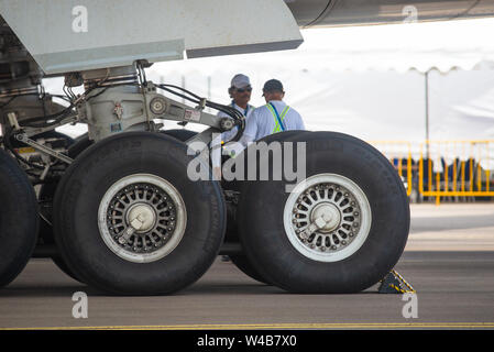 Singapore - Febbraio 4, 2018: principale di atterraggio di Airbus A350-1000 XWB Airbus in livrea in fabbrica durante il Singapore Airshow presso il Centro Fieristico Changi Foto Stock