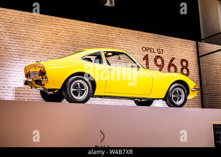 Bruxelles, Belgio, Jan 2019 vecchio classico giallo vintage Opel GT 1968 prima generazione, Bruxelles Motor Show, oldtimer due posti auto sportive da Opel Foto Stock