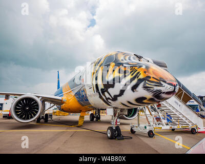 Singapore - Febbraio 4, 2018: Embraer E190-E2, con la parte anteriore decorata come una testa di tigre, sul display durante il Singapore Airshow a Changi presentano Foto Stock