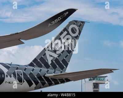 Singapore - Febbraio 4, 2018: aletta ed impennaggi di Airbus A350-1000 XWB Airbus in livrea in fabbrica durante il Singapore Airshow a Changi Exhibition Cen Foto Stock