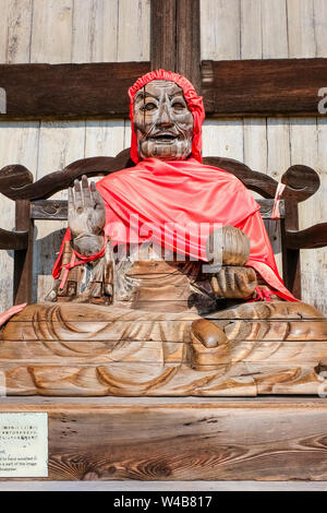 Nara, Giappone - 29 Ottobre 2018: Binzuru - la guarigione di Buddha è creduto per guarire il dolore e la malattia da persone toccando il Buddha in corrispondenza della zona che Foto Stock