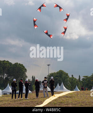 Pasir Gudang, Malesia - 1 Marzo 2018: Femmina, Cinese stunt flying team di eseguire i voli in formazione con 4-line aquiloni al Pasir Gudang mondo Kite Foto Stock