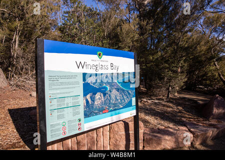 Wineglass Bay information board e mappa all'inizio del sentiero per il wineglass bay lookout,Parco Nazionale di Freycinet,Tasmania, Australia Foto Stock