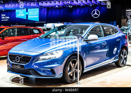 Bruxelles, Belgio, Jan 2019 blue Volvo V40 station wagon, Bruxelles Motor Show, 1gen lifting, piccola azienda di famiglia fabbricato dalla svedese Volvo Car Foto Stock