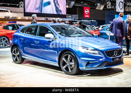 Bruxelles, Belgio, Jan 2019 blue Volvo V40 station wagon, Bruxelles Motor Show, 1gen lifting, piccola azienda di famiglia fabbricato dalla svedese Volvo Car Foto Stock