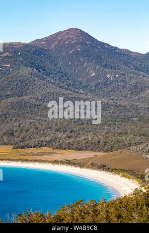 Wineglass Bay nel Parco Nazionale di Freycinet su un soleggiato inverni giorno,Tasmania, Australia Foto Stock