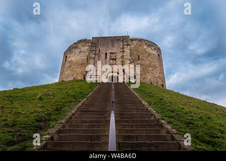 YORK, Inghilterra, dicembre 12, 2018: rosso vestito famiglia entrando a La Torre di Clifford castello nella storica città di York. Foto Stock