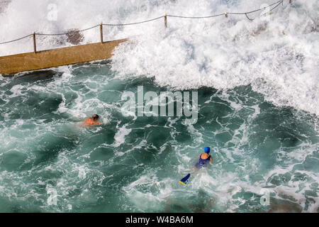 Ocean Beach piscina vista aerea di un uomo e di una donna a nuotare in Avalon Beach rock pool,Sydney , Australia Foto Stock