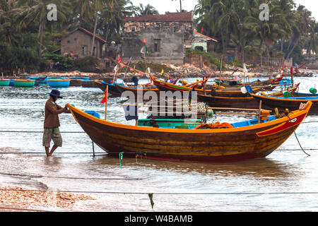 Pescatori e barche da pesca Vietnam Foto Stock