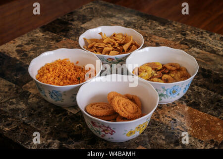 Alcuni snack indiano, Murukku, miscela, banana fry, Pakkavada Foto Stock