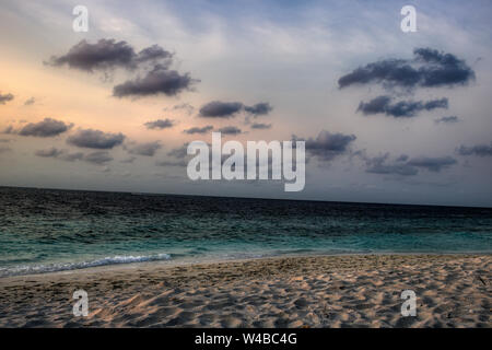 Questa unica immagine mostra il gigantesco sunrise nelle Maldive. Si può facilmente vedere come il cielo raffiche e tutto diventa arancione Foto Stock