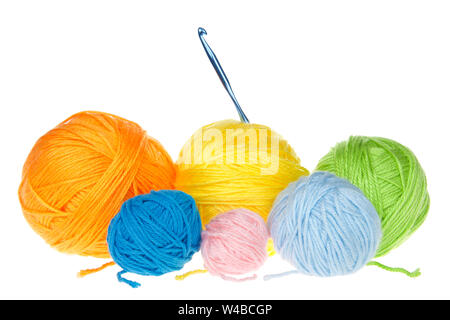 Molte palle colorate di filato in varie dimensioni isolato su bianco con singolo gancio a crochet. Foto Stock