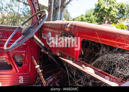 L'interno della cabina di un vecchio trascurato red serie W vecchio camion Dodge dal 1939. Questa versione è stata denominata "Table Top" con un letto piano. Foto Stock