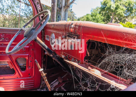 L'interno della cabina di un vecchio trascurato red serie W vecchio camion Dodge dal 1939. Questa versione è stata denominata "Table Top" con un letto piano. Foto Stock