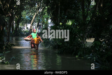 Tangail, Bangladesh. 21 Luglio, 2019. Una donna e suo figlio a piedi in un diluvio area interessata in seguito a pesanti piogge monsoniche a flood area interessata in Tangail.oltre un milione di persone sono state colpite da inondazioni innescato dalle piogge monsoniche e traboccante fiume nel nord, nord-est e regioni collinose in Bangladesh. Credito: SOPA Immagini limitata/Alamy Live News Foto Stock