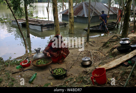 Tangail, Bangladesh. 21 Luglio, 2019. Le persone prendono rifugio di fianco alla strada in seguito a pesanti piogge monsoniche a flood area interessata in Tangail.oltre un milione di persone sono state colpite da inondazioni innescato dalle piogge monsoniche e traboccante fiume nel nord, nord-est e regioni collinose in Bangladesh. Credito: SOPA Immagini limitata/Alamy Live News Foto Stock